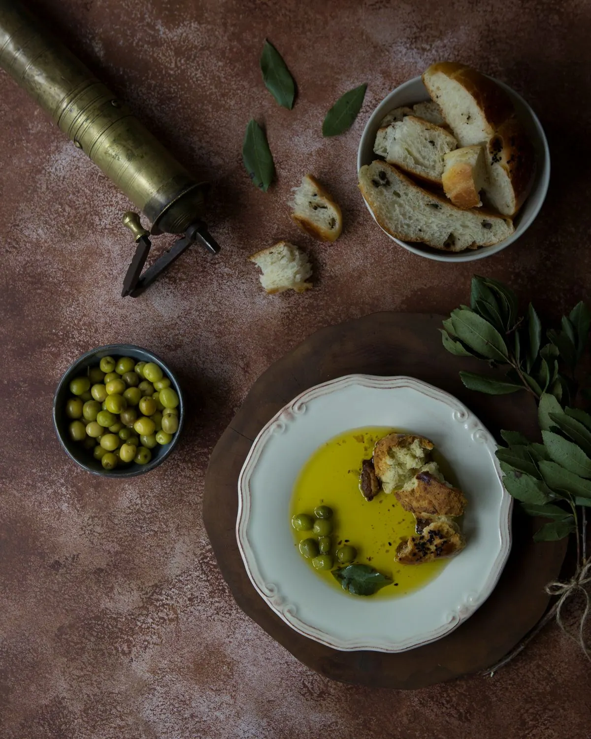 Aceitunas y pan como muestra visual